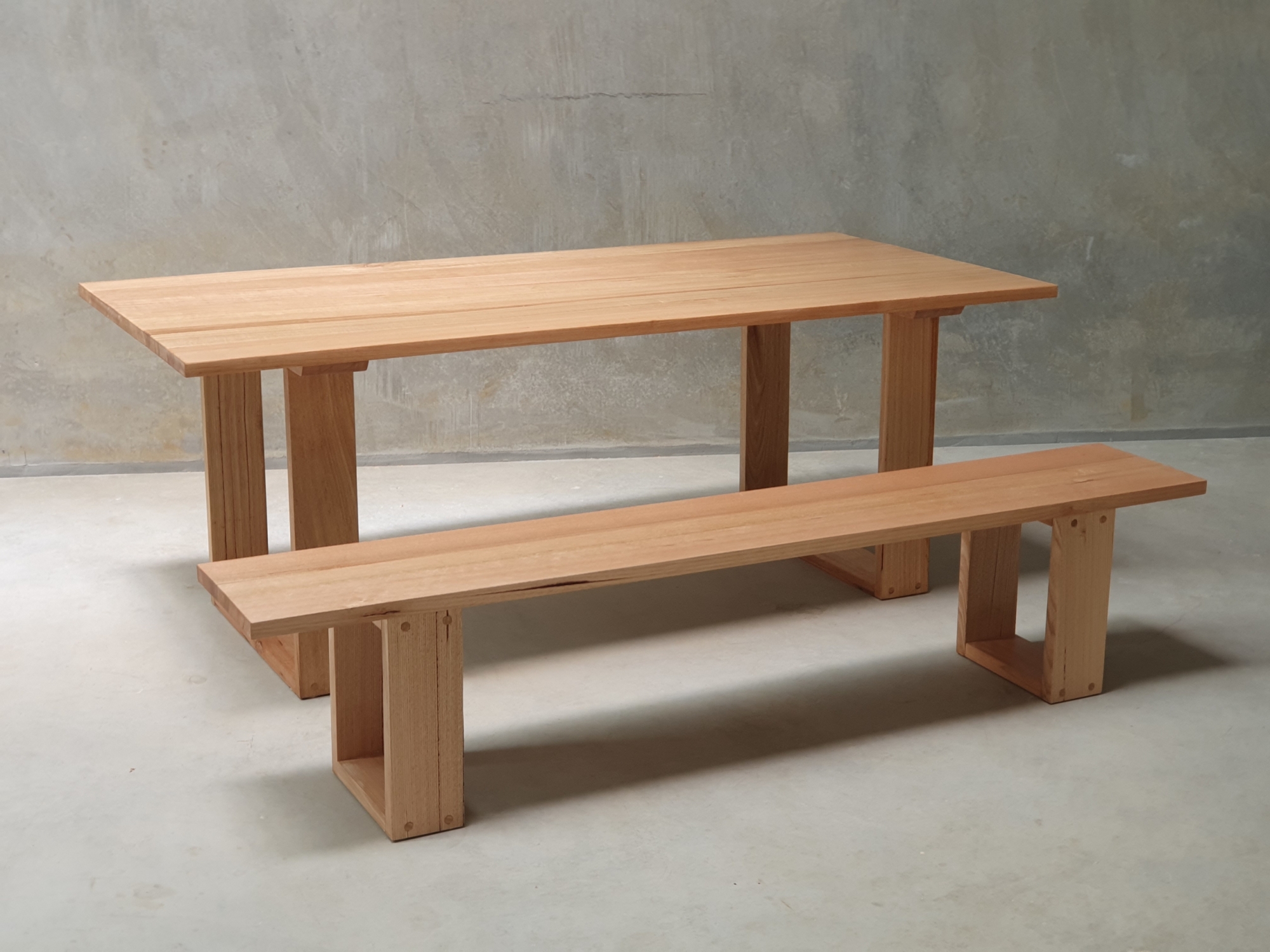 U-shaped dining table legs